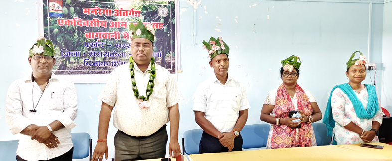 खरसावां में प्रखंड स्तरीय आम उत्सव सह बागवानी मेला में 6 किसानों को प्रशस्ति पत्र देकर किया सम्मानित, आम की बागवानी स्वरोजगार का अच्छा साधन-बीडीओ