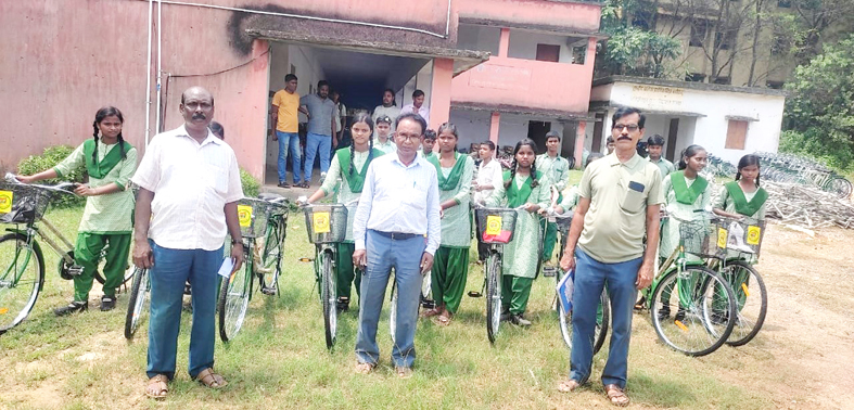 खरसावां के राजकीयकृत मध्य विधालय आमदा में 74 स्कूली बच्चों के बीच किया साइकिल का वितरण