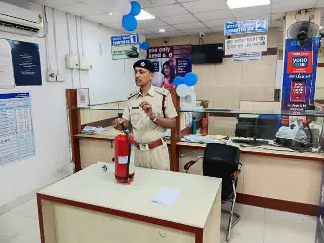 अग्निशमन विभाग ने मॉक ड्रिल कर लोगों को अग्नि से सुरक्षा के लिए किया जागरूक