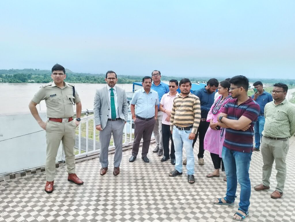 नदी जलस्तर में वृद्धि को लेकर जिला प्रशासन सतर्क, उपायुक्त एवं पुलिस अधीक्षक ने प्रभावित क्षेत्रों का किया निरीक्षण