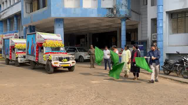 सरायकेला जिला समाहरणालय से “सावित्रीबाई फुले किशोरी समृद्धि योजना” जागरूकता रथ को उपायुक्त ने हरी झंडी दिखाकर किया रवाना.