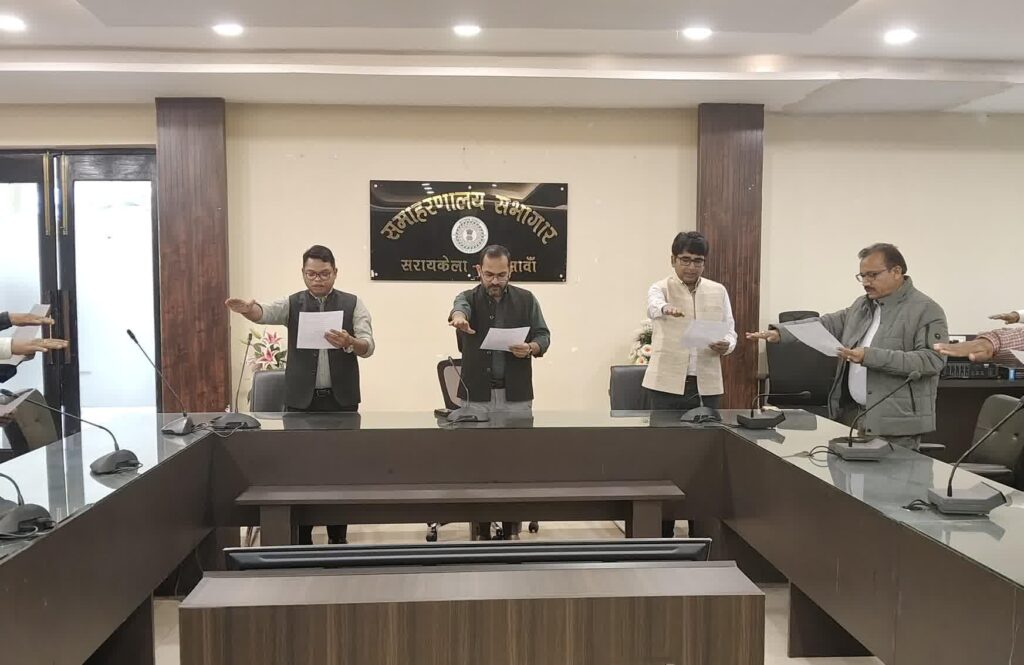 भारत के संविधान के लागू होने के 75वें वर्ष, अर्थात प्लैटिनम जुबिली वर्ष, के अवसर पर आज जिले में संविधान दिवस गरिमामय एवं शासकीय वातावरण में मनाया,