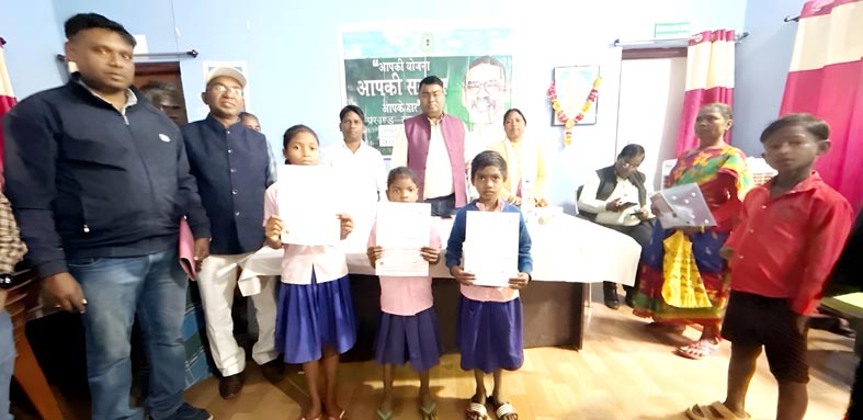 खरसावां के रिडिंग और हरिभंजा में लगा सरकार आपके द्वार शिविर, लाभूकों में परिसंपत्तियों का वितरण, सरकार देने के लिए पहुची आपके द्वार, खाली हाथ नही लौटे-बीडीओ