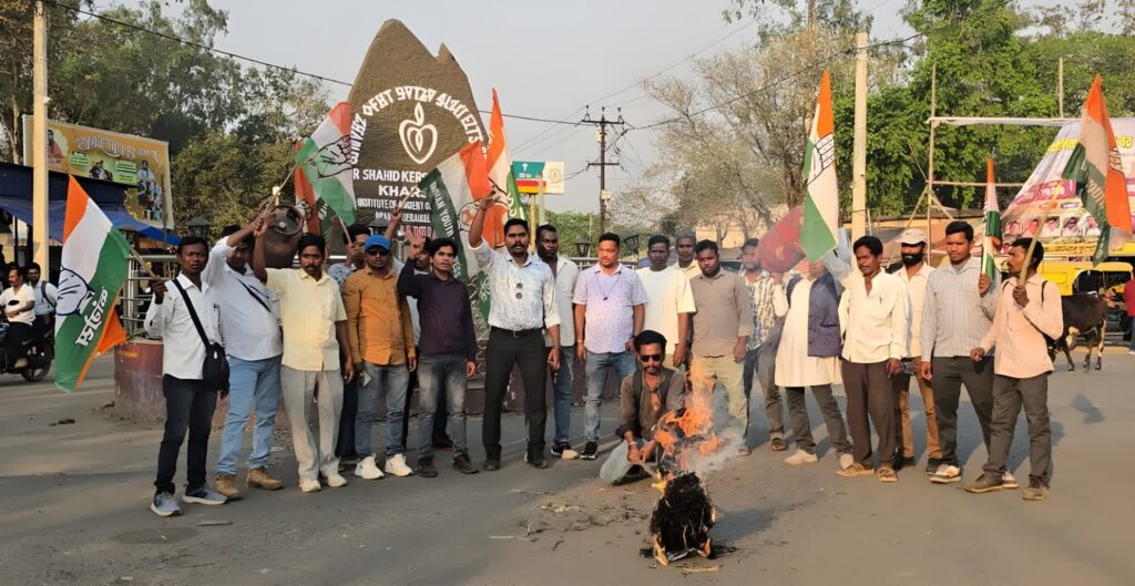 खरसावां में रसोई गैस के दामों में वृद्धि और कमर्शियल गैस सिलेंडरों की किल्लत और बढ़ती महंगाई के विरोध में आक्रोशित युवा कांग्रेसियों ने प्रधानमंत्री नरेंद्र मोदी का फुका पुतला