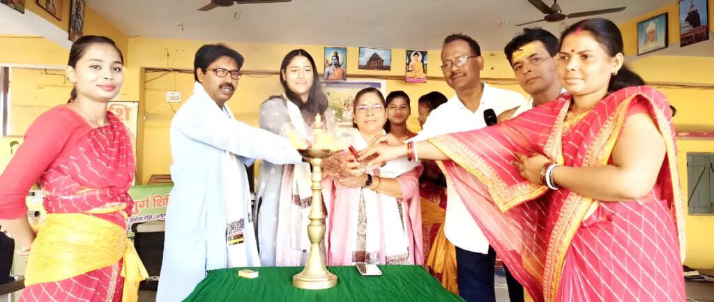 सरायकेला में नुक्कड़ नाटक कर जन-जन को आयुष अपनाने हेतु किया प्रेरित, क्रॉनिक बीमारियों को जड़ से मिटाने की जो शक्ति आयुर्वेद में है वह किसी अन्य चिकित्सा पद्धति में नहीं- डॉ पूनम कुमारी