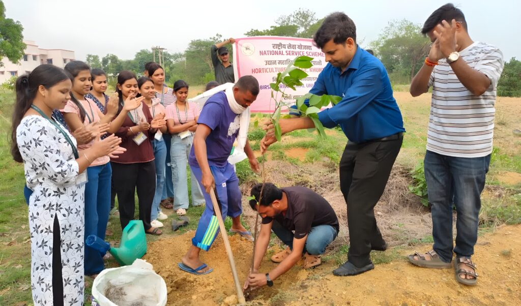 खूंटपानी उद्यान महाविद्यालय मे विश्व पर्यावरण दिवस पर हुई किसान गोष्ठी, किसानों को बदलती जलवायु, घटती मृदा उर्वरता, जैविक खेती एवं पर्यावरण संरक्षण से जुड़ी चुनौतियों के प्रति जागरूक करना उद्देश्य,
