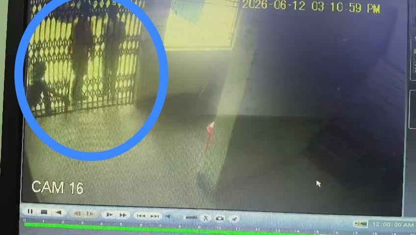 सरायकेला राजकीय कन्या मध्य विद्यालय में घुसे असामाजिक तत्व, ग्रिल तोड़कर की तोड़फोड़