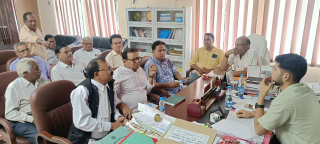 सरायकेला के राजकीय छऊ नृत्य कला केंद्र में प्रशिक्षण पुनः शुरू करने और रिक्त पदों पर नियुक्ति को लेकर बैठक