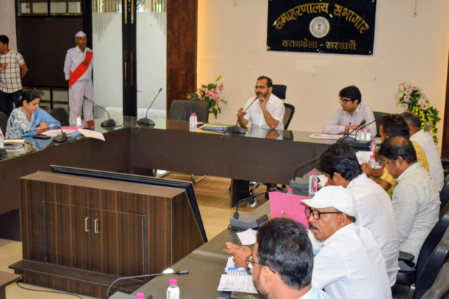 उपायुक्त की अध्यक्षता में राजस्व एवं भू-अर्जन विभाग की समीक्षा बैठक सम्पन्न, लंबित म्यूटेशन एवं न्यायालयीन मामलों के समयबद्ध निष्पादन तथा अभिलेखों के डिजिटलीकरण के दिए गए निर्देश…*
