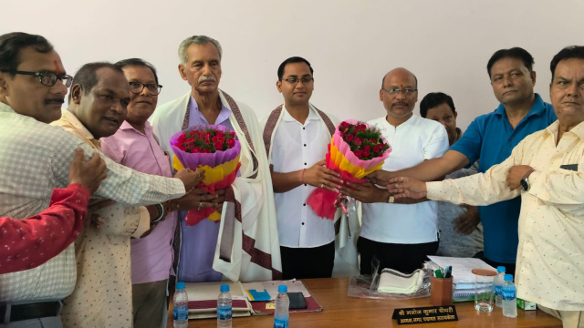 छऊ कलाकारों का सम्मान सरायकेला की सांस्कृतिक विरासत का सम्मान : मनोज चौधरी राष्ट्रीय सम्मान प्राप्त कलाकारों का नगर पंचायत कार्यालय में हुआ अभिनंदन