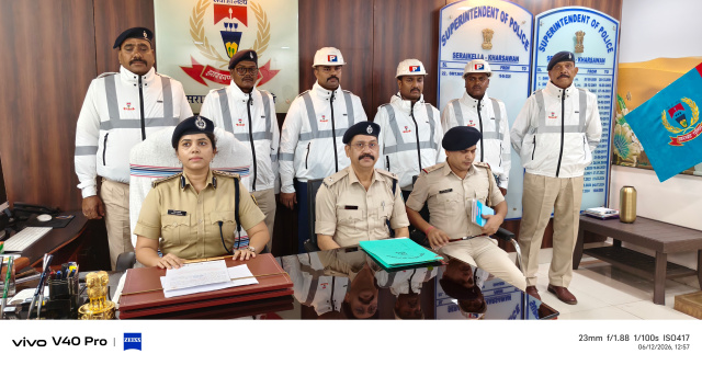 गर्मी में ट्रैफिक जवानों को मिलेगी राहत, बैटरी संचालित कूलिंग जैकेट का वितरण