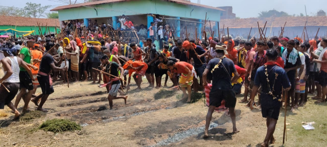 खरसावां के गितीलता में धार्मिक अनुष्ठानों के बीच रोजो मेला संपन्न् शिव भक्तों ने भोलेनाथ के जकारें लगाते हुए जलती अंगारों पर नंगे पाव चलकर दिखाई भक्ति में शक्ति