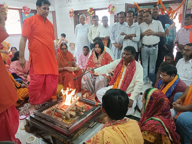 छत्र पूजन एवं यज्ञ में शामिल हुए पूर्व मुख्यमंत्री अर्जुन मुंडा, हजारों श्रद्धालुओं ने ग्रहण किया प्रसाद