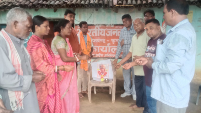 कुचाई में भाजपा ने मनाई डॉ. श्यामा प्रसाद मुखर्जी की 125वीं जयंती, कार्यकर्ताओं ने लिया आदर्शों पर चलने का संकल्प, डॉ. मुखर्जी का संपूर्ण जीवन देश के लिए समर्पित रहा- जिंगी हेम्ब्रम,