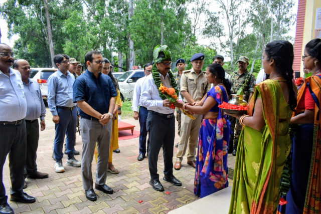 प्रमंडलीय आयुक्त, कोल्हान ने राजनगर प्रखंड सह अंचल कार्यालय का किया निरीक्षण…* *कार्यालयीन व्यवस्था, जनसेवा एवं योजनाओं के प्रभावी क्रियान्वयन पर दिया जोर, लंबित मामलों के त्वरित निष्पादन के निर्देश…*