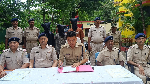 सरायकेला पुलिस ने बाइक चोर गिरोह का किया पर्दाफाश, तीन गिरफ्तार, पांच चोरी की बाइक बरामद