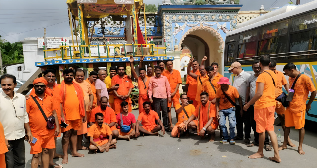 सावन में खरसावां से 50 कांवरियों का जत्था बाबा बैद्यनाथ धाम के लिए रवाना, दिवंगत साथी जितेंद्र घोड़ाई को दी श्रद्धांजलि
