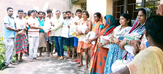 खरसावां के खेजूरदा में 70 किसानों में शत-प्रतिशत अनुदान पर उड़द बीज का वितरण, उन्नत किस्म के बीजों के उपयोग से उत्पादन में वृद्धि होगी तथा आय बढाने में भी मदद मिलेगी-मुखिया