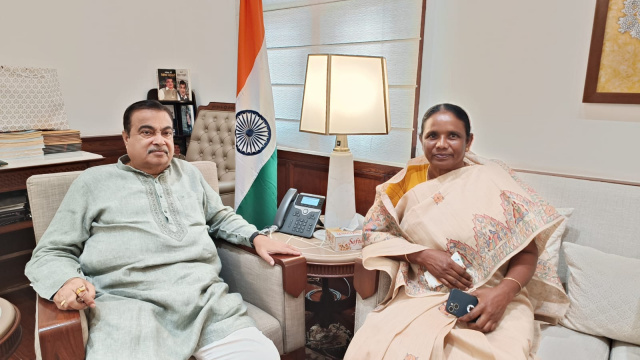 केंद्रीय मंत्री नितिन गडकरी से मिलीं सांसद जोबा माझी, चक्रधरपुर–राउरकेला सड़क चौड़ीकरण व आरओबी निर्माण की मांग दोहराई