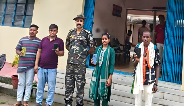 खरसावां पुलिस के द्वारा ऑपरेशन डिवाइस अभियान के तहत चार गुम मोबाइल बरामद, मालिकों को लौटाए गए