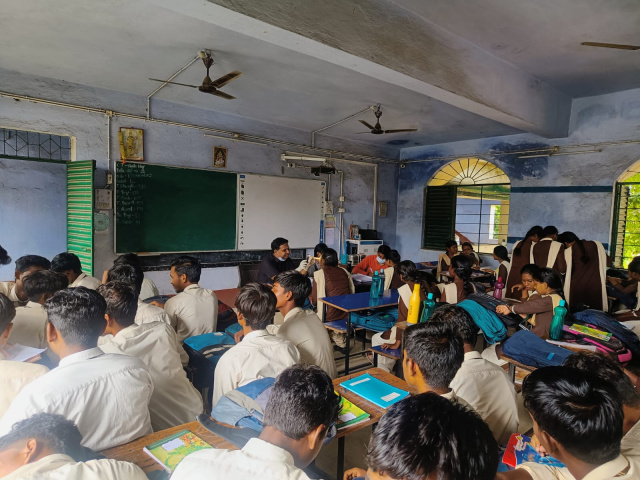 एसएस+2 हाई स्कूल, चांडिल में मुख स्वास्थ्य जांच, राष्ट्रीय तंबाकू नियंत्रण एवं राष्ट्रीय मानसिक स्वास्थ्य कार्यक्रम का आयोजन…* *गुटखा खाने में भले ही मज़ा लगे, लेकिन हर थूक में ज़हर होता है- डॉ. रीना सिंह*