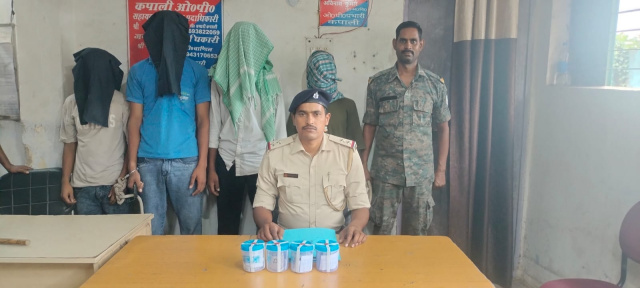 ब्राउन शुगर की तस्करी पर पुलिस की बड़ी कार्रवाई, 58 पुड़िया के साथ चार गिरफ्तार, दो बाइक जब्त, कुल 6.63 ग्राम ब्राउन शुगर बरामद गश्ती दल को देखकर भागने लगे थे संदिग्ध, तलाशी में खुला नशे के कारोबार का राज