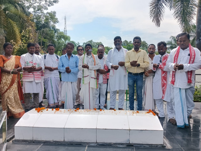 खरसावां मे आदिवासी दिवस पर दिखी झारखंडी संस्कृति की झलक, पारंपरिक वेशभूषा में निकली जागरूकता रैली, शहीदों को दी श्रद्धांजलि,भाषा, संस्कृति, परंपरा और सामाजिक पहचान को सुरक्षित रखना भी जरूरी है-बीडीओ