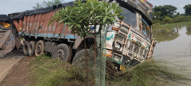 महत्व ढाबा के पास खड़े ट्रक में हाईवा ने मारी टक्कर, चालक गंभीर