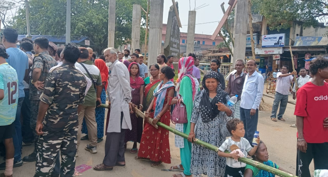 मुआवजे की मांग पर आक्रोशित ग्रामीणों ने शव के साथ खरसावां चांदनी चौक को किया जाम, डेढ़ घंटे के बाद एक लाख मुआवजा के आश्वासन से हटा जाम,