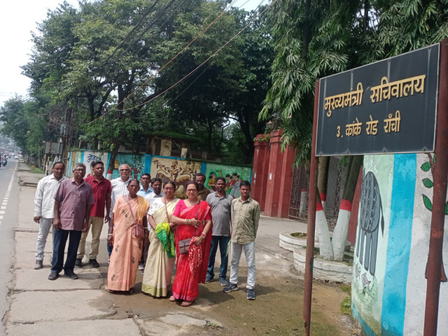 झारखंड आंदोलनकारियों ने छह सूत्री मांगों को लेकर मुख्यमंत्री को सौंपा ज्ञापन, 1932 आधारित स्थानीय नीति एवं नियोजन नीति लागू करने की मांग, दो माह में मांगों पर कार्रवाई नहीं हुई तो नवंबर से आंदोलन की दी चेतावनी,