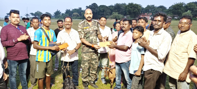 खरसावां के डीपासाईं फुटबॉल प्रतियोगिता संर्पन्न, उन्डी एफसी को पराजित कर सालुका एफसी जोजोडीह बनी चैम्पियन, “खेल अनुशासन, और सकारात्मक सोच से जोड़ता है-राहुल सिंह