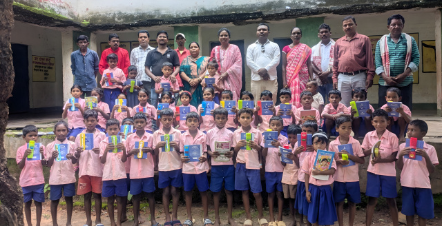 ओत् गुरु कोल लाको बोदरा जयंती पर विद्यार्थियों को बांटी शैक्षणिक सामग्री जूडी टीम ने रिडिंगदा और लखनडीह स्कूल में पहुंचकर बच्चों को किया शिक्षा के प्रति प्रेरित,