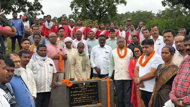 कोचांग में धुमकुड़िया भवन की आधारशिला, सांसद कालीचरण मुंडा ने कहा—संस्कृति और युवा शक्ति का बनेगा केंद्र, कल्याण विभाग की योजना से होगा निर्माण, पारंपरिक रीति-रिवाजों के साथ ग्रामीणों ने सांसद का किया स्वागत, सांसद बोले- धुमकुड़िया आदिवासी संस्कृति, परंपरा और युवा शक्ति का प्रतीक
