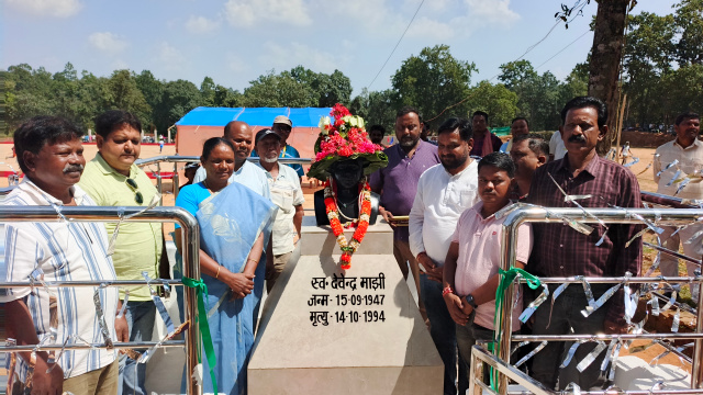 टेन्ड्राउली में शहीद देवेंद्र माझी की प्रतिमा का अनावरण, सांसद जोबा माझी ने दी श्रद्धांजलि -जल, जंगल और जमीन के अधिकार के लिए देवेंद्र माझी के संघर्ष को किया याद, सांसद बोलीं—उनके सपनों को साकार करना प्राथमिकता