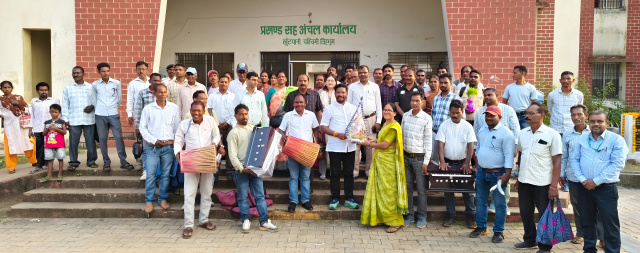 खूंटपानी में पीडीएस डीलरों की समीक्षा बैठक, राशन वितरण में पारदर्शिता पर जोर, विधायक ने जनजातीय समुदाय के बीच बांटे गए पारंपरिक वाद्य यंत्र,