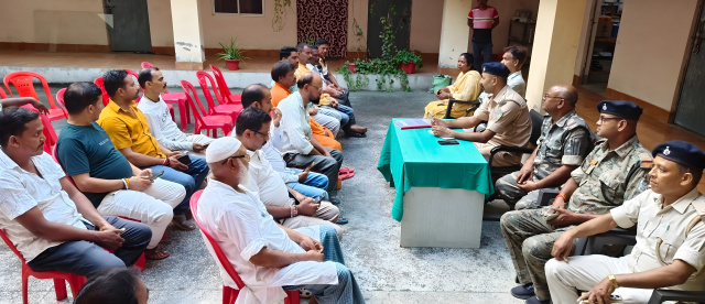 खरसावां मे दुर्गापूजा को लेकर शांति समिति की बैठक, पूजा पंडालों में सीसीटीवी लगाने और अग्नीनाश्क यंत्र रखने का निर्देश, विधि व्यवस्था हेतु हुड़दंगियों पर पुलिस रखेगी नजर,