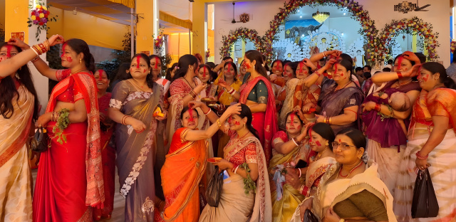 राजखरसावां मे सिंदूर खेल बंगाली महिलाओं ने दी मां दुर्गा को अंतिम विदाई, बोलीं-हे मां अगले साल फिर आना…,