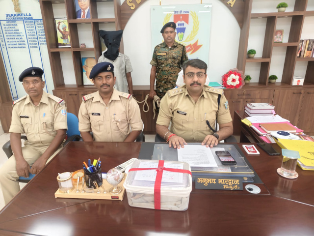 पिता की हत्या के आरोप में बेटा गिरफ्तार, खून से सना चाकू और ईंट बरामद सिनी ओपी क्षेत्र के धातकीडीह गांव का मामला, पुलिस ने त्वरित कार्रवाई कर आरोपी को पकड़ा मृतक की पत्नी के लिखित आवेदन पर दर्ज हुआ था मामला, हत्या में प्रयुक्त सामान जब्त