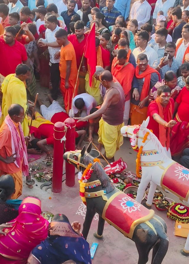 सरायकेला के मुरुप में विजया दशमी पर एकादशी को माता दुर्गा को प्रसन्न करने के लिए दहकते अग्निकुंड पर नंगे पांव चलकर दिखाए भक्ती, उमड़ी श्रद्धालूओं की भीड़
