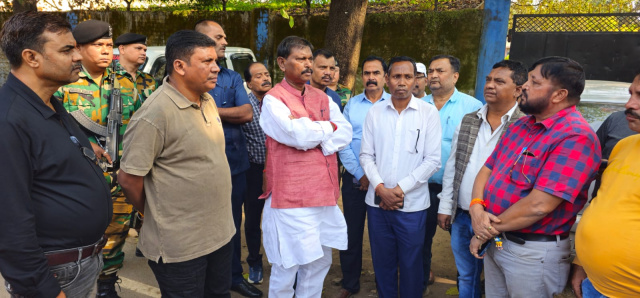 राजस्व कर्मचारी की हत्या पर भड़के अर्जुन मुंडा, बोले— जमीन माफियाओं पर हो ठोस कार्रवाई रिम्स में शोकाकुल परिजनों से मिले पूर्व मुख्यमंत्री, हत्यारों की तत्काल गिरफ्तारी और निष्पक्ष जांच की मांग राजस्व कर्मचारियों की सुरक्षा सुनिश्चित करे सरकार, प्रभावशाली लोगों के संरक्षण की भी हो जांच