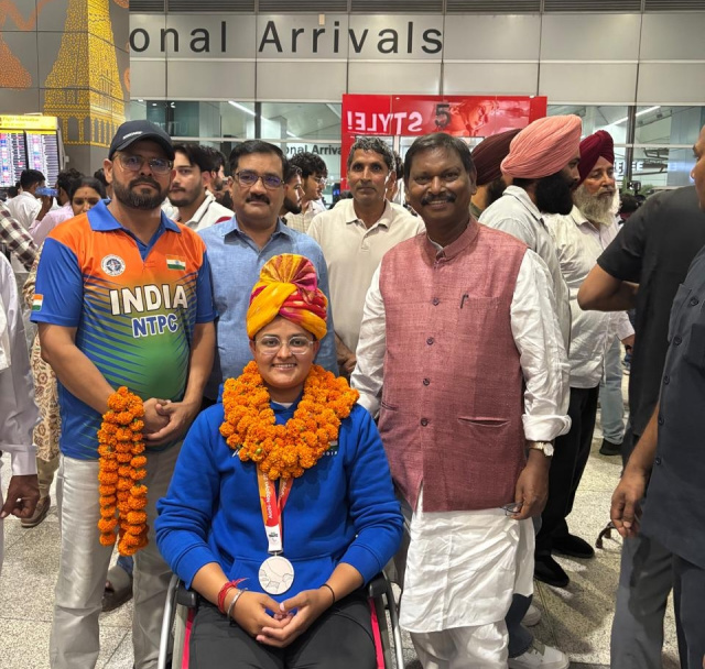 ऐतिहासिक सफलता के साथ स्वदेश लौटी भारतीय पैरा तीरंदाजी टीम का अर्जुन मुंडा ने किया स्वागत* *3 स्वर्ण और 3 रजत सहित 6 पदक जीतकर भारत ने बनाया एक संस्करण में सर्वाधिक तीरंदाजी स्वर्ण पदकों का रिकॉर्ड*