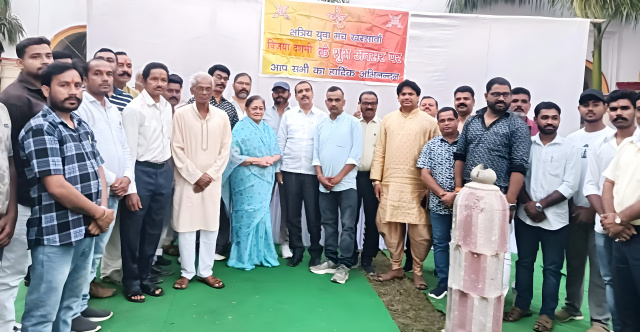 खरसावां में क्षत्रिय युवा मंच का विजयादशमी मिलन समारोह, बुजुर्गों को सम्मानित कर लिया आशीर्वाद, समाज के प्रत्येक व्यक्ति सामूहिक हित में अपनी जिम्मेदारी निभाएगा-उमेश सिंहदेव